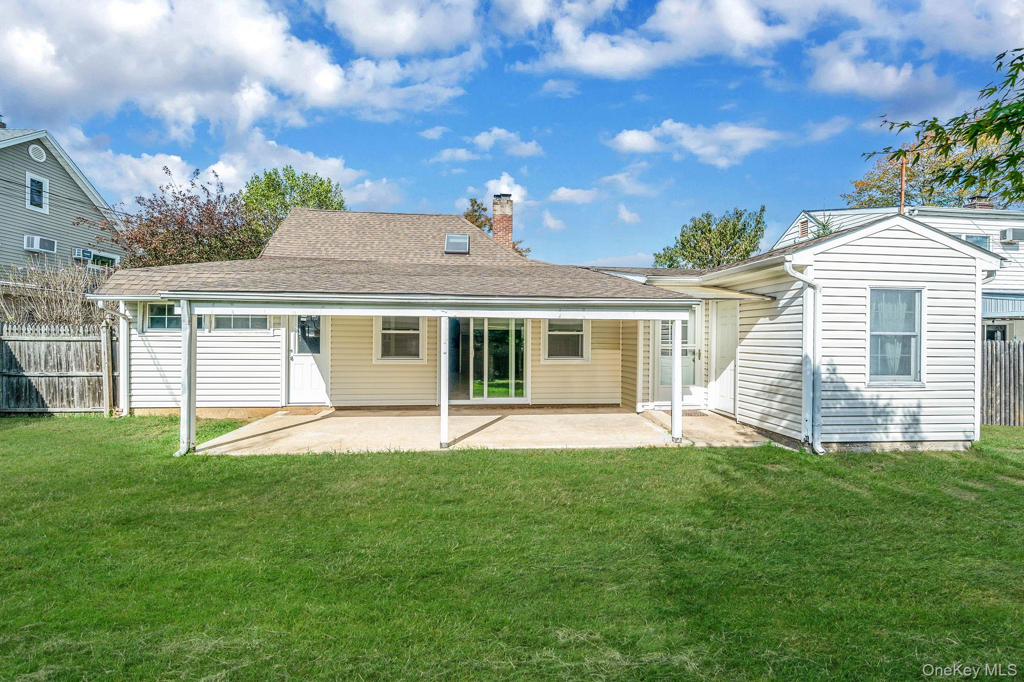 95 Lantern Road, Hicksville, NY 11801