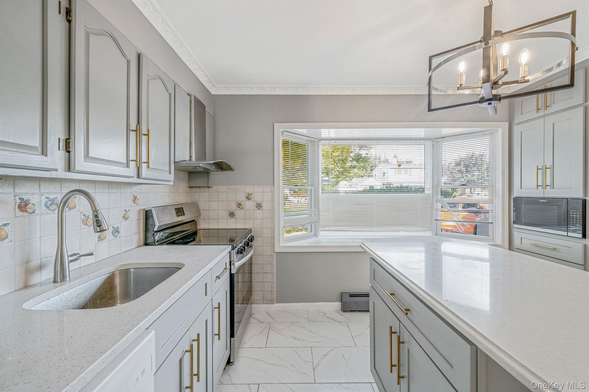 95 Lantern Road, Hicksville, NY 11801