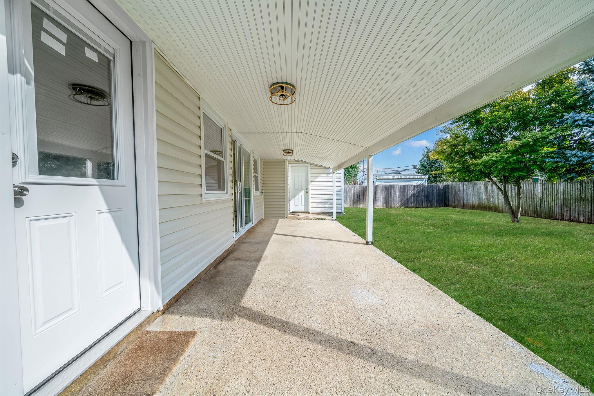 95 Lantern Road, Hicksville, NY 11801