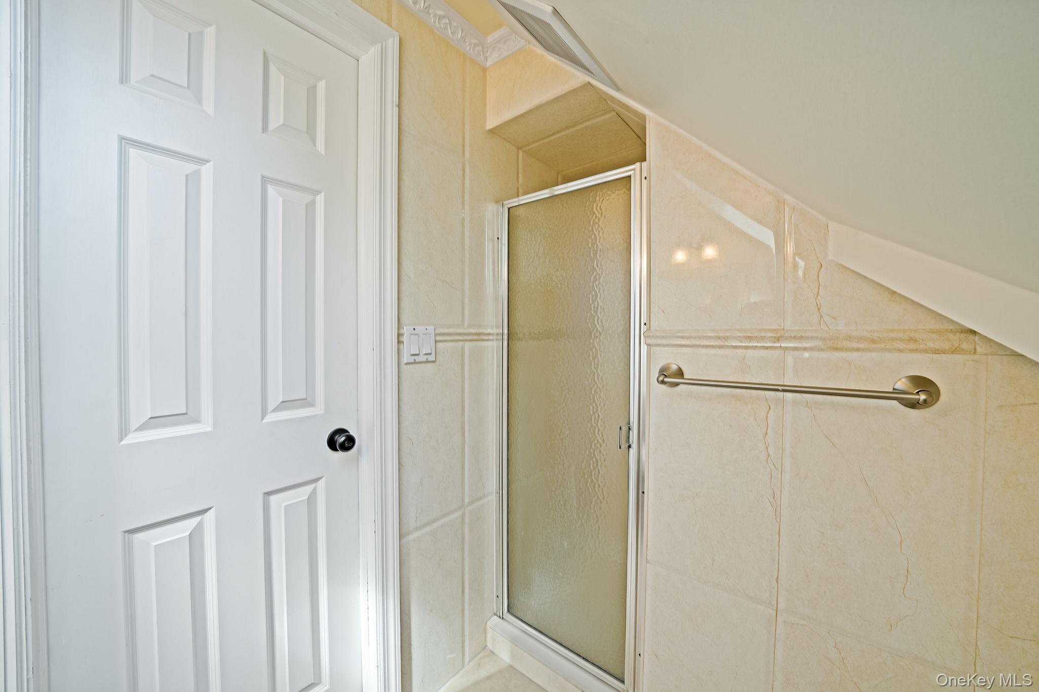 95 Lantern Road, Hicksville, NY 11801