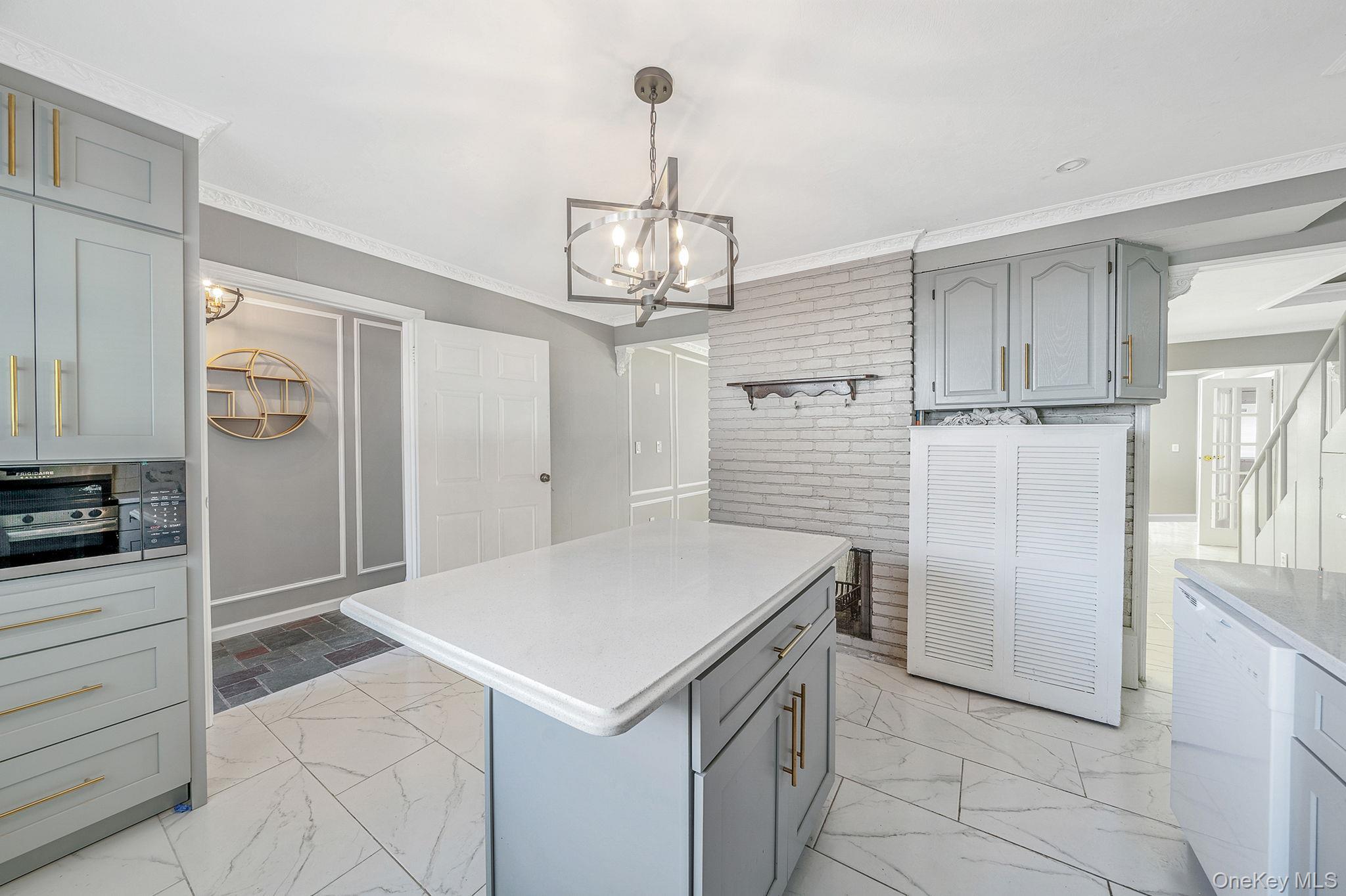 95 Lantern Road, Hicksville, NY 11801