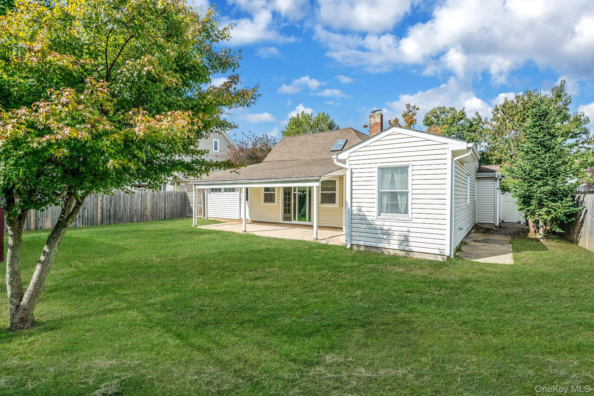 95 Lantern Road, Hicksville, NY 11801