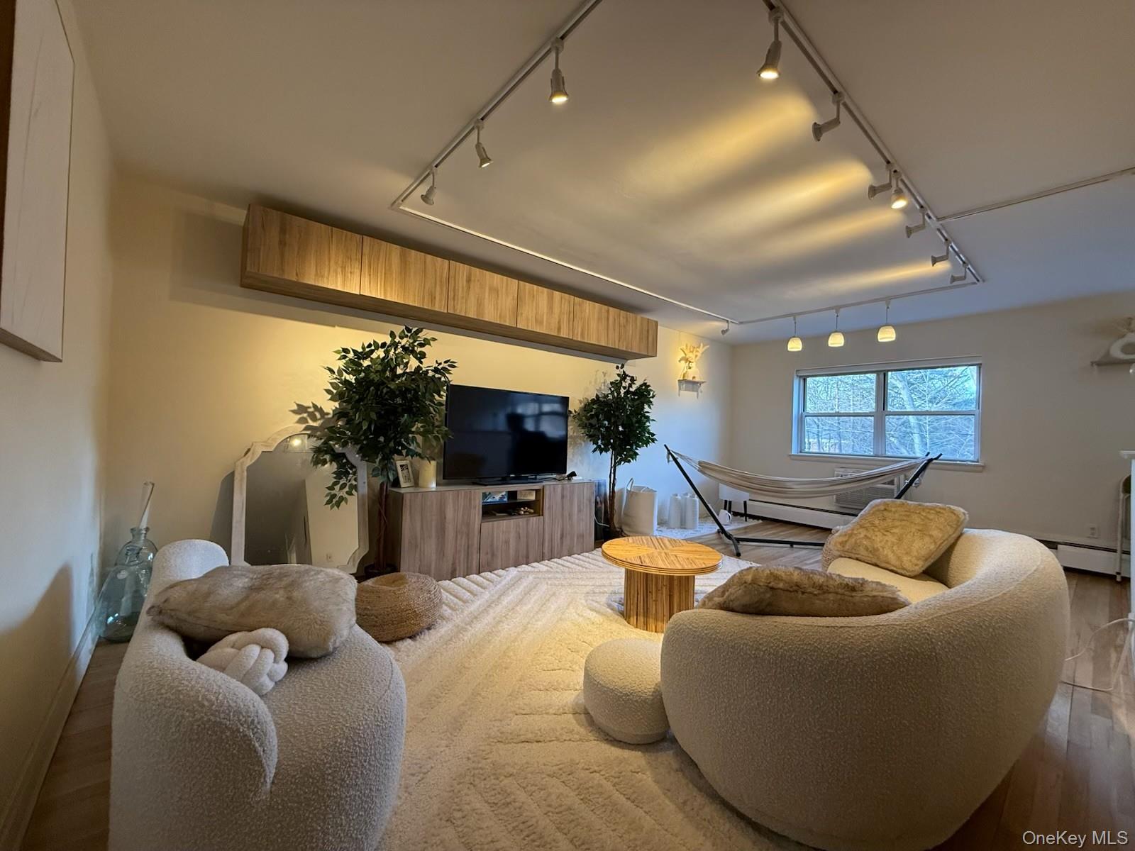 1 Wooleys Lane # 2B, Great Neck, NY 11023