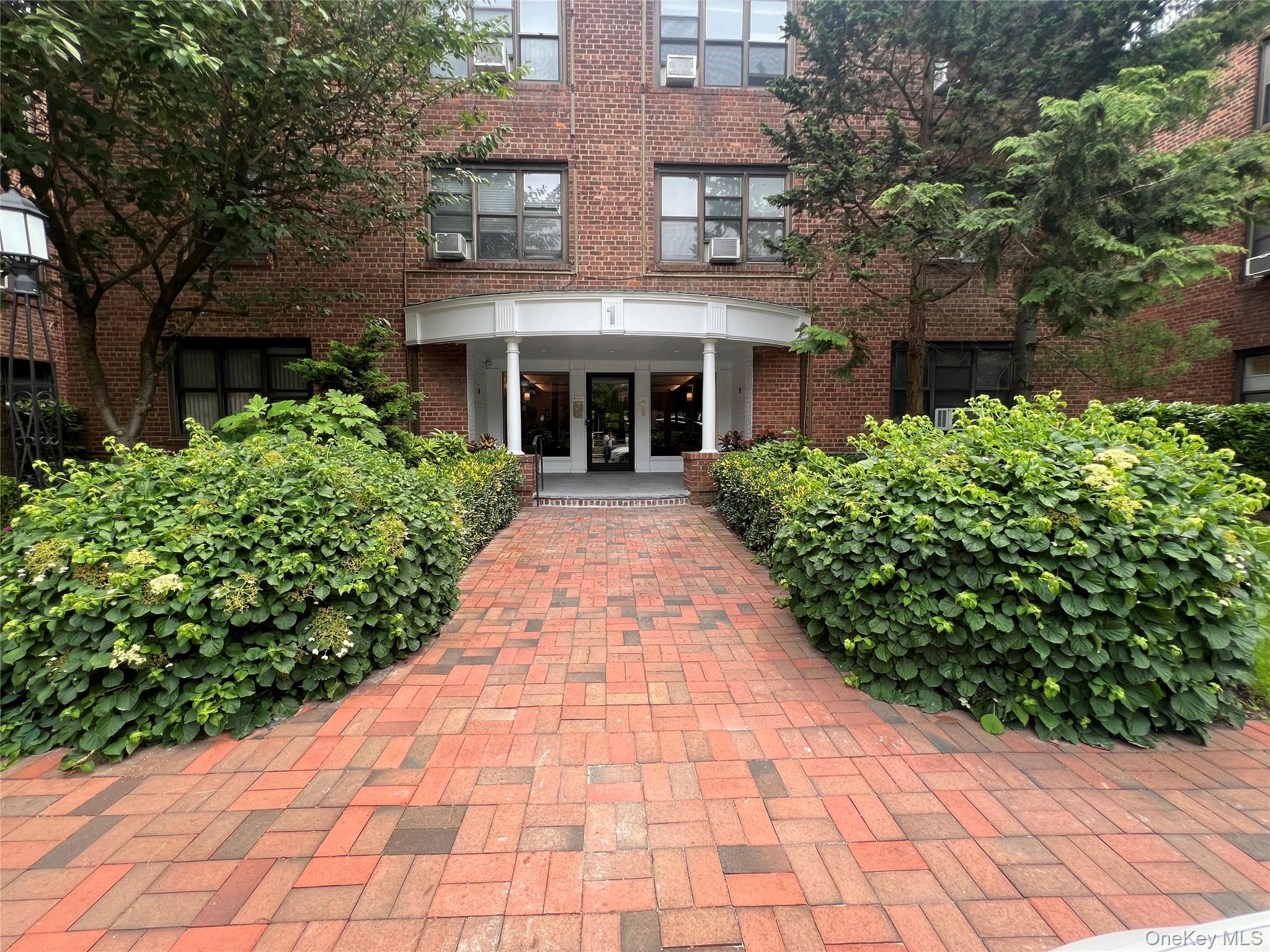 1 Townhouse Place # 3C, Great Neck, NY 11021