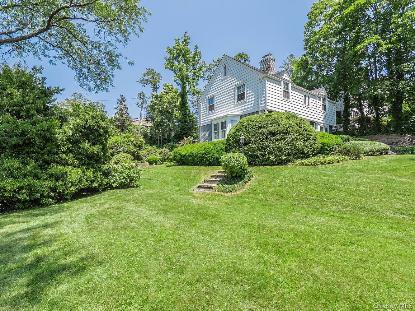 221 Manhasset Avenue, Manhasset, NY 11030