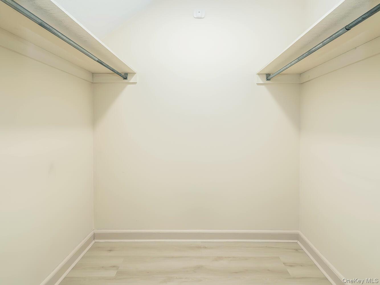 221 Manhasset Avenue, Manhasset, NY 11030