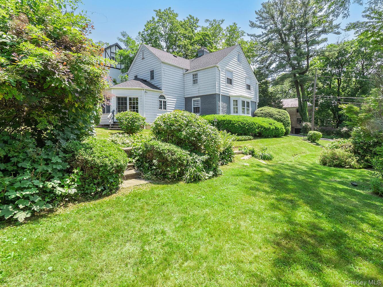 221 Manhasset Avenue, Manhasset, NY 11030