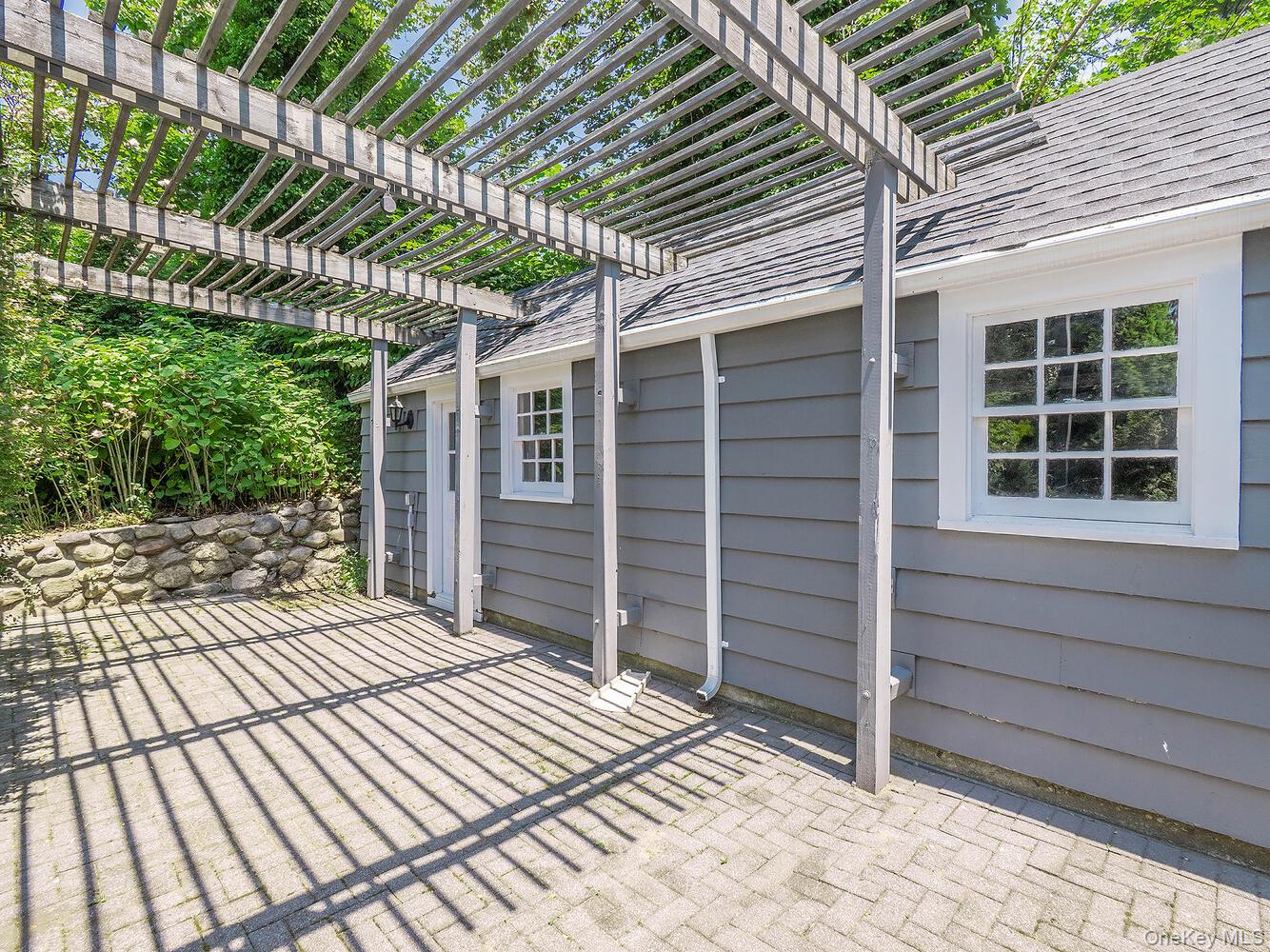 221 Manhasset Avenue, Manhasset, NY 11030