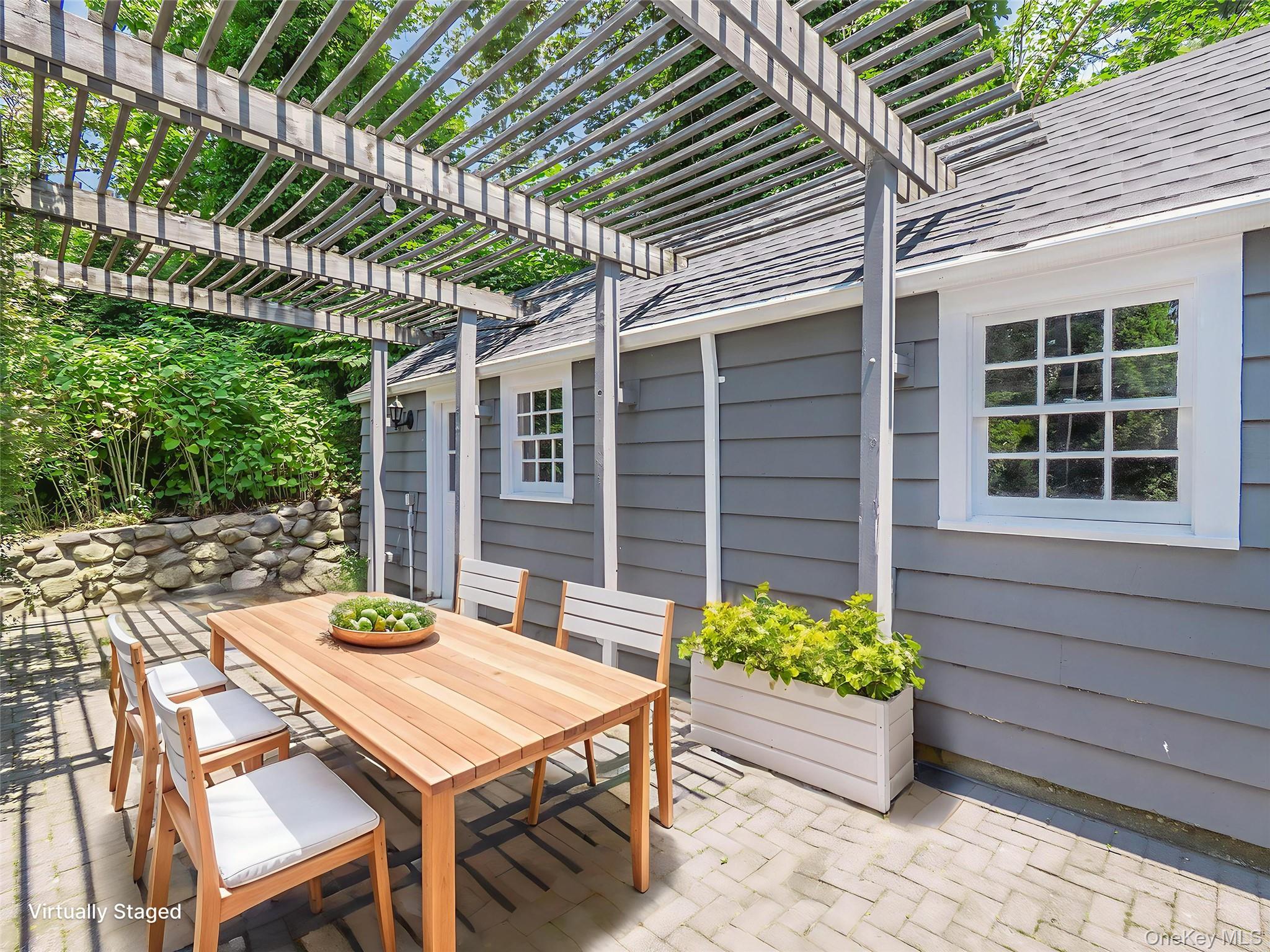 221 Manhasset Avenue, Manhasset, NY 11030