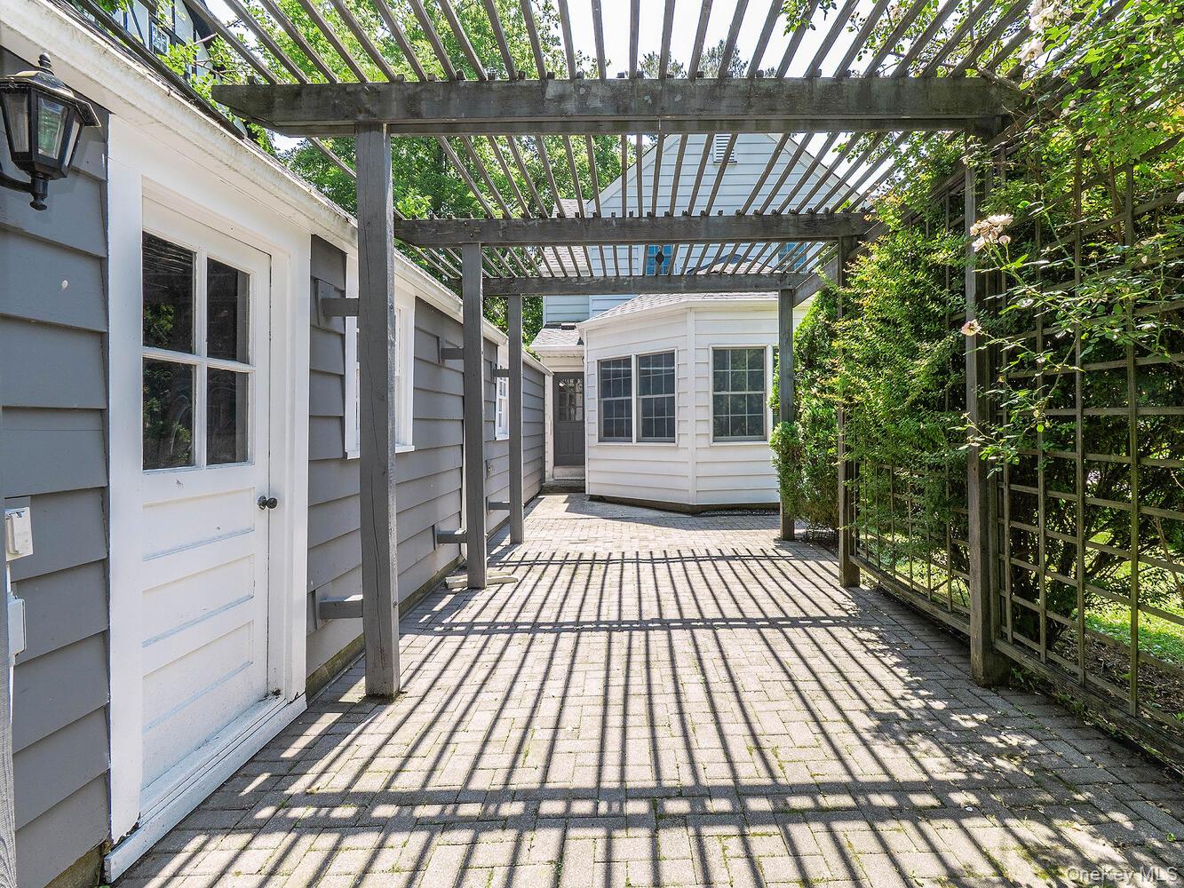 221 Manhasset Avenue, Manhasset, NY 11030