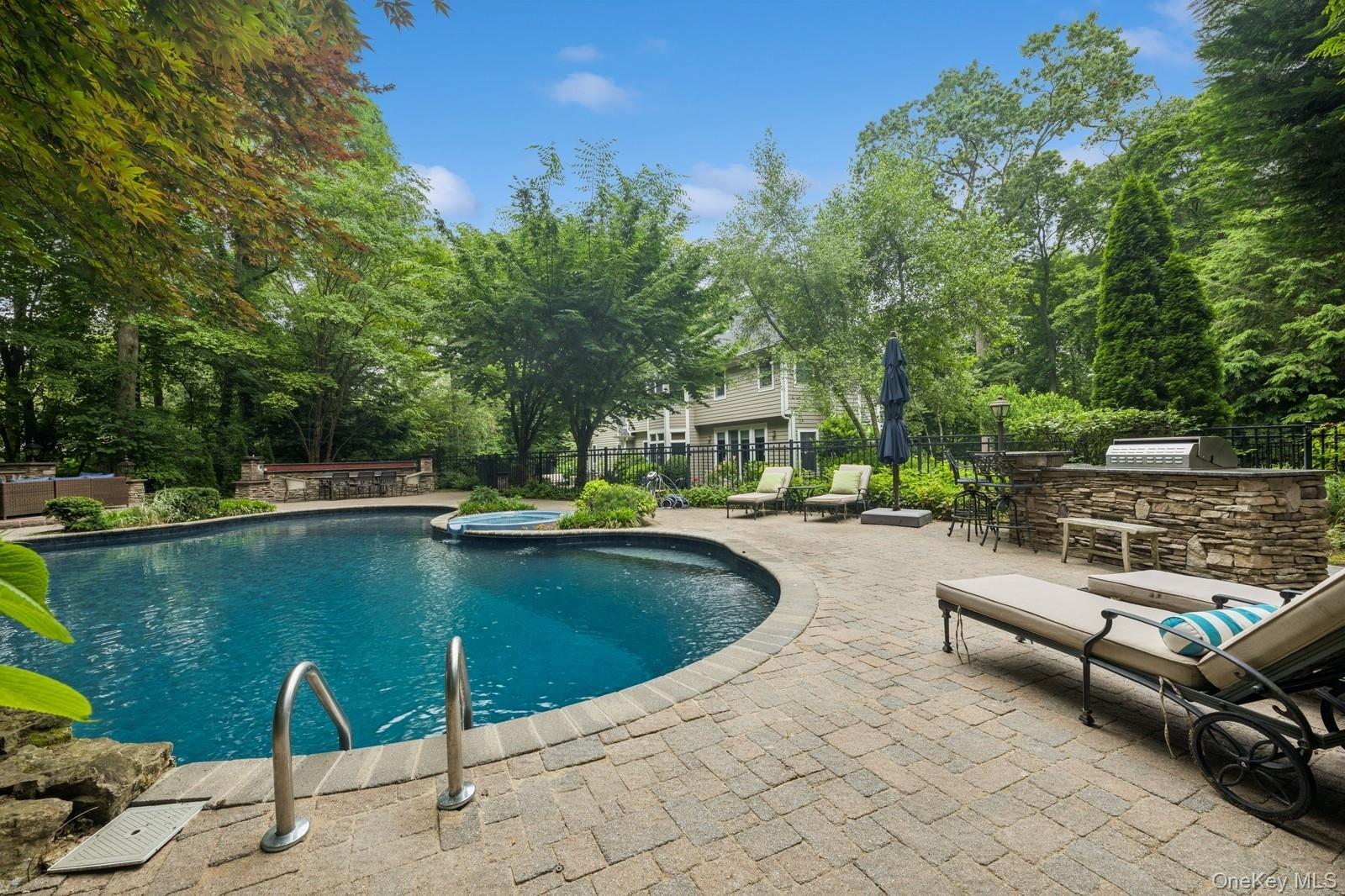 95 Huntington Bay Road, Huntington, NY 11743