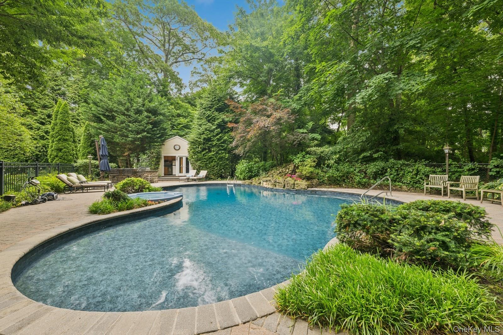 95 Huntington Bay Road, Huntington, NY 11743