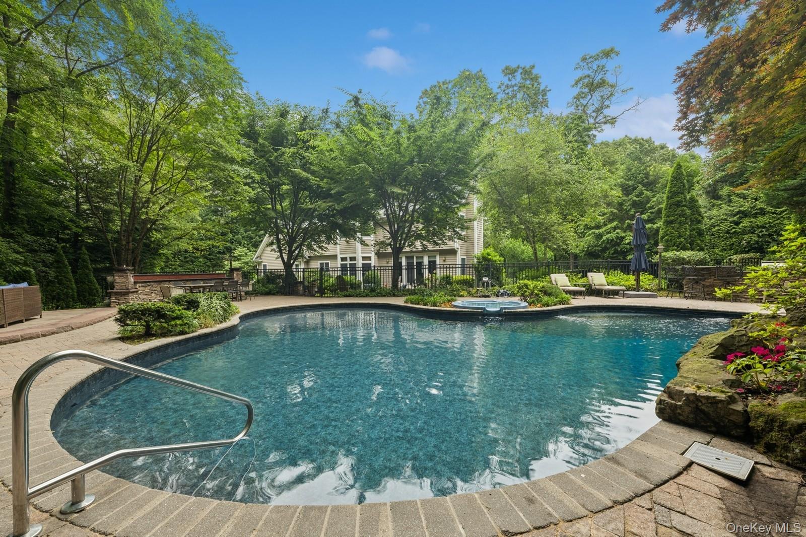 95 Huntington Bay Road, Huntington, NY 11743