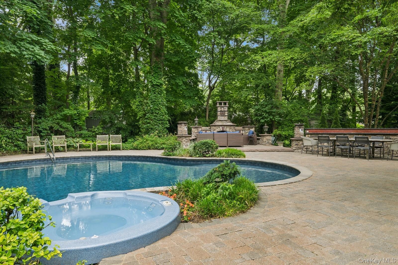 95 Huntington Bay Road, Huntington, NY 11743