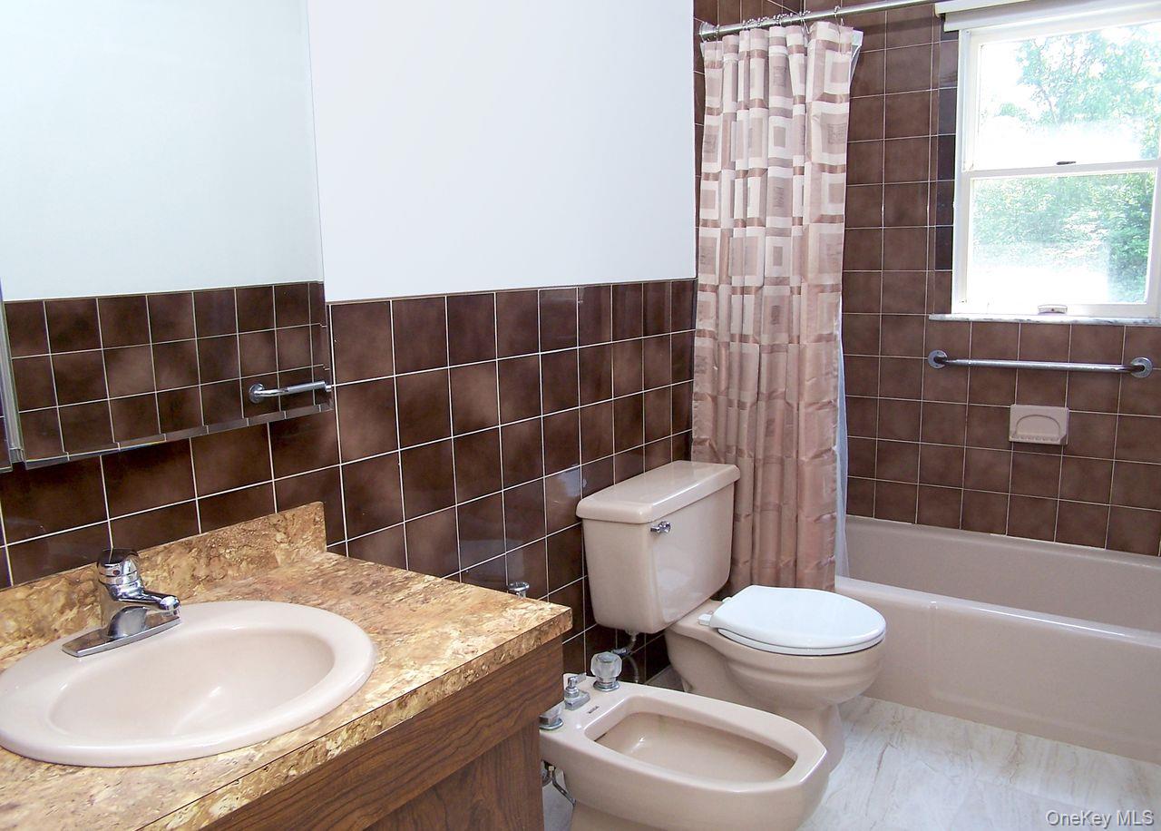 4 Donald Street, Bayville, NY 11709