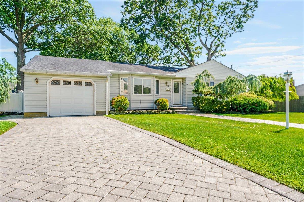 70 Cleveland Street, Bay Shore, NY 11706