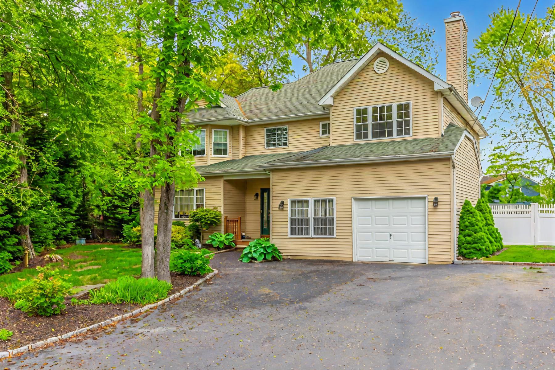 195 Bridle Way, Oakdale, NY 11769