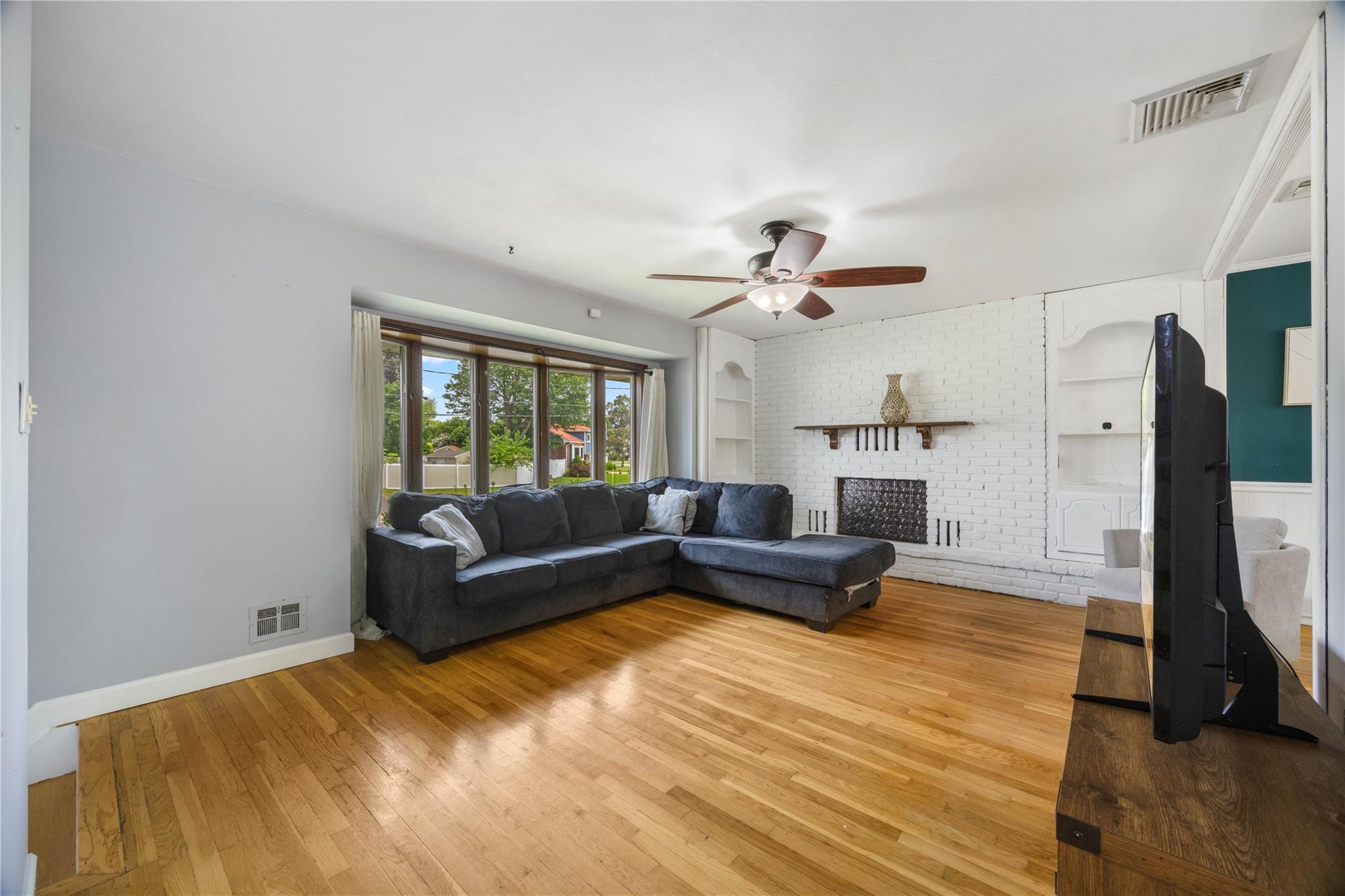 662 Interlaken Lane, North Babylon, NY 11703