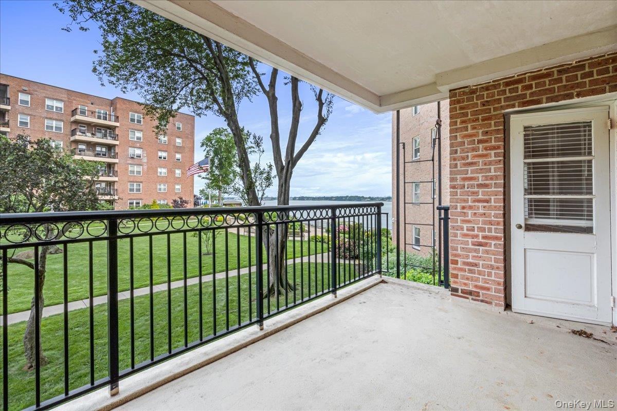 16241 Powells Cove Boulevard # 2S, Whitestone, NY 11357