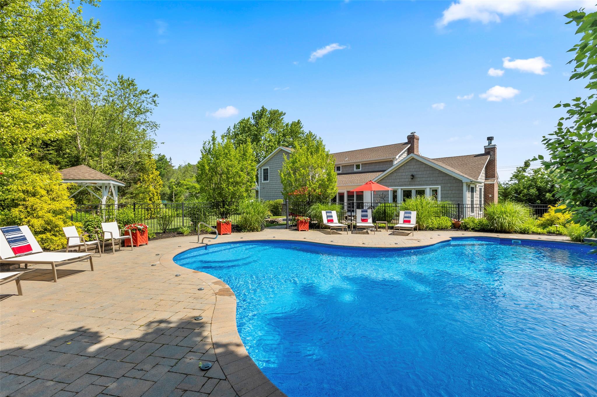 16 Dyke Road, Setauket, NY 11733