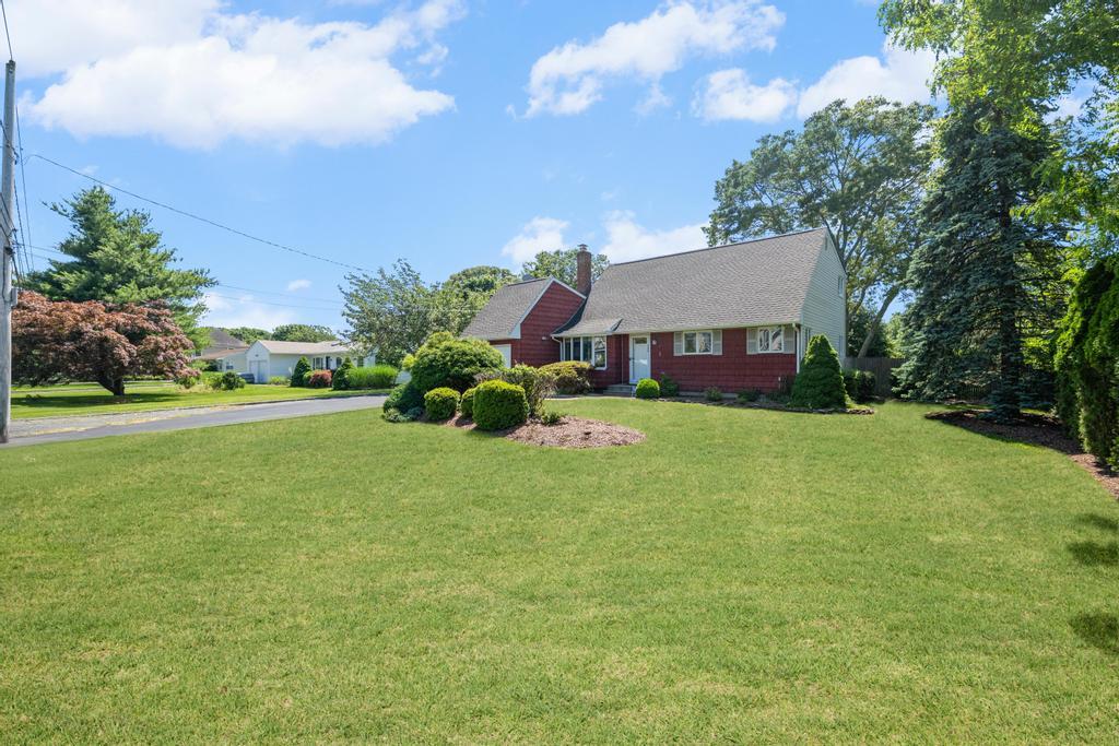 360 Munsell Road, East Patchogue, NY 11772