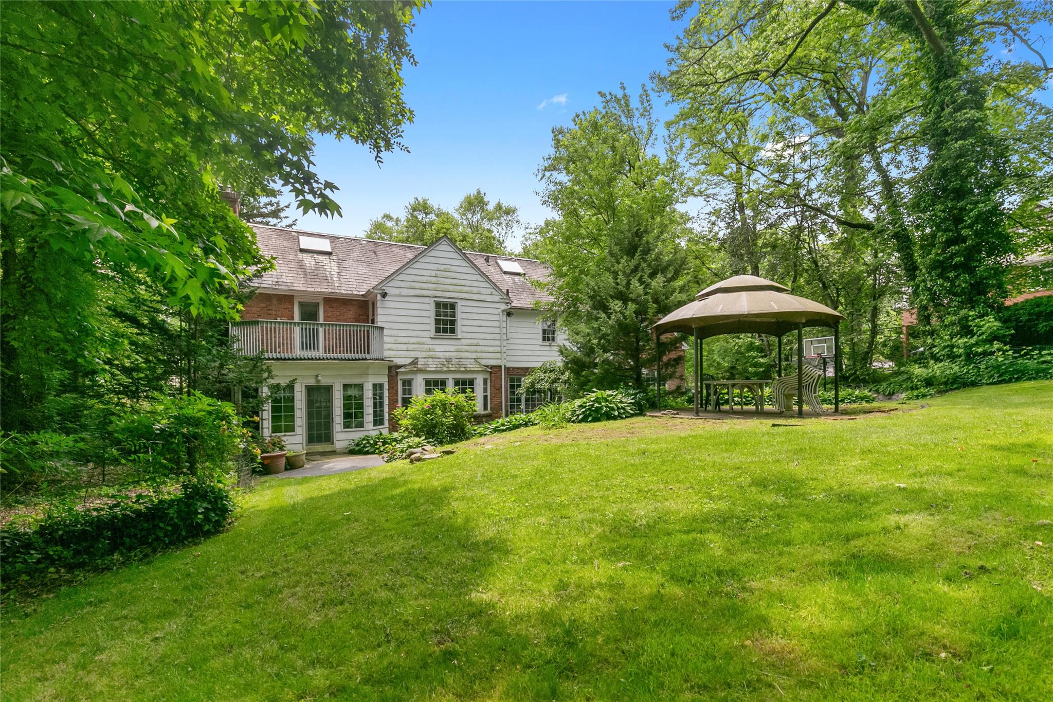 1 Ravine Road, Great Neck, NY 11023