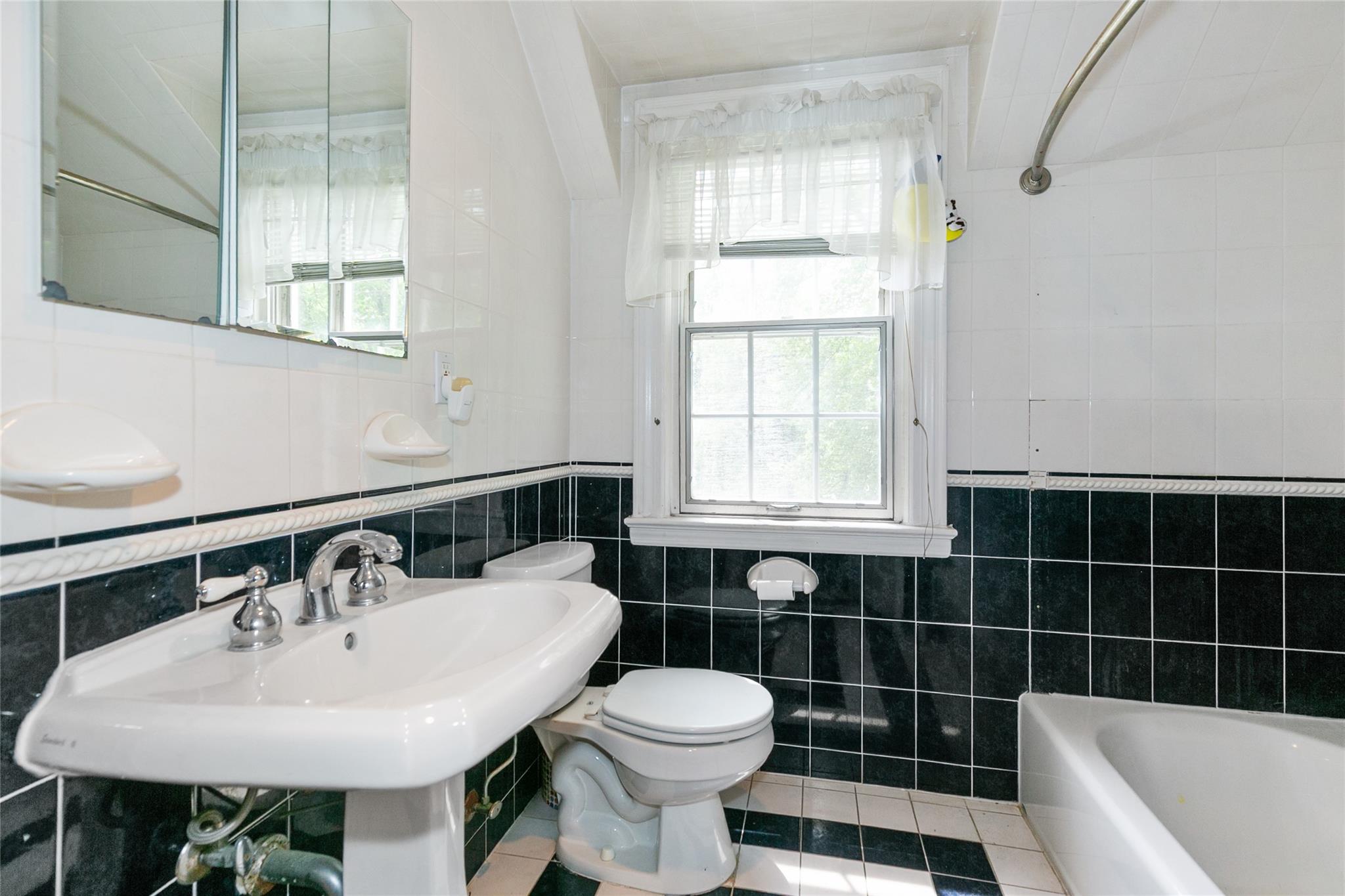 1 Ravine Road, Great Neck, NY 11023