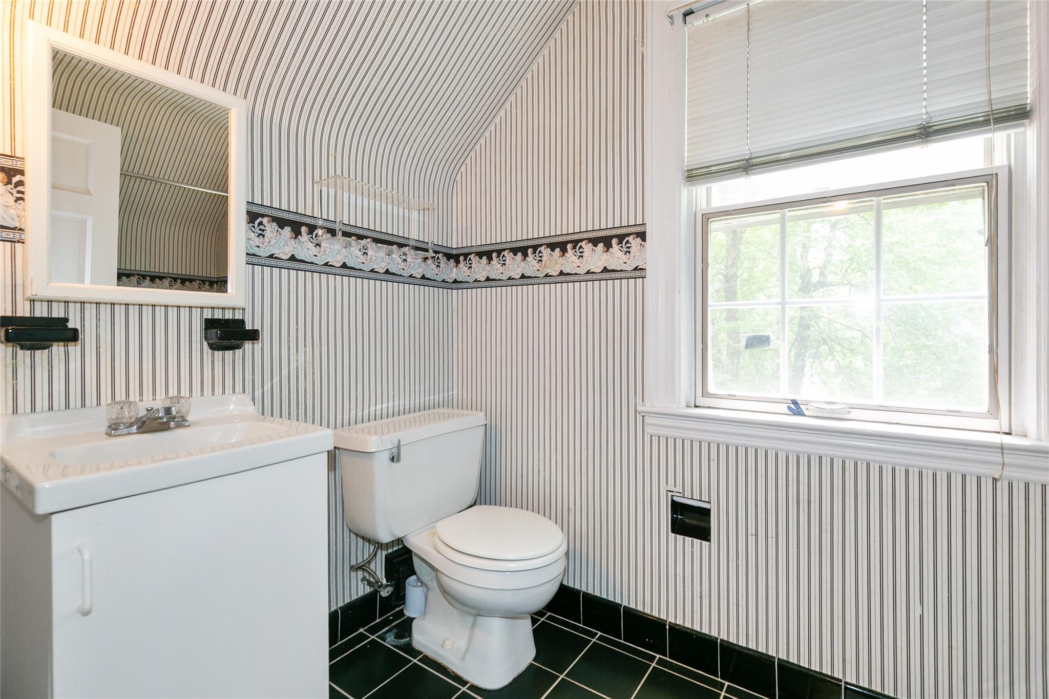 1 Ravine Road, Great Neck, NY 11023