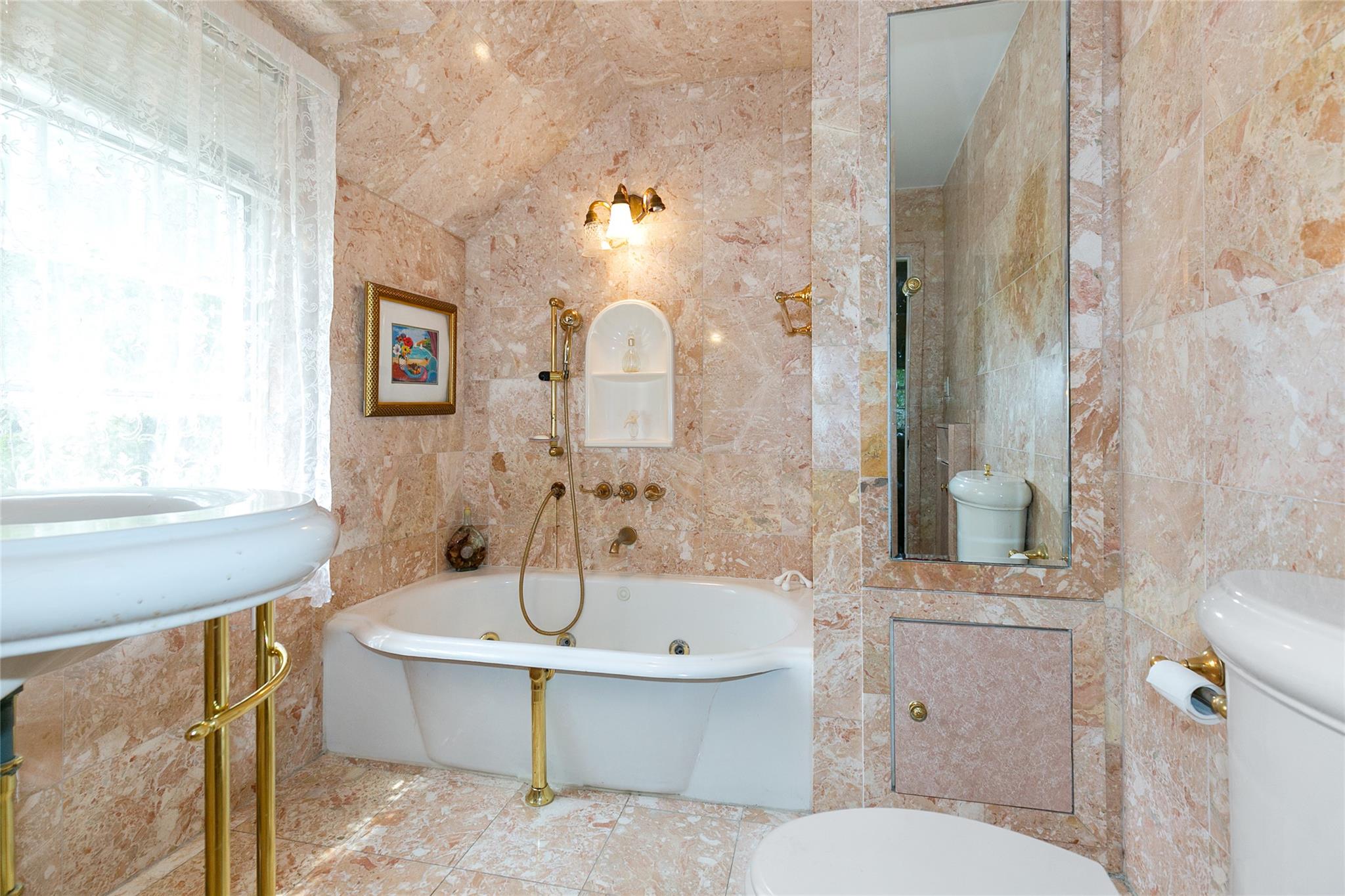 1 Ravine Road, Great Neck, NY 11023