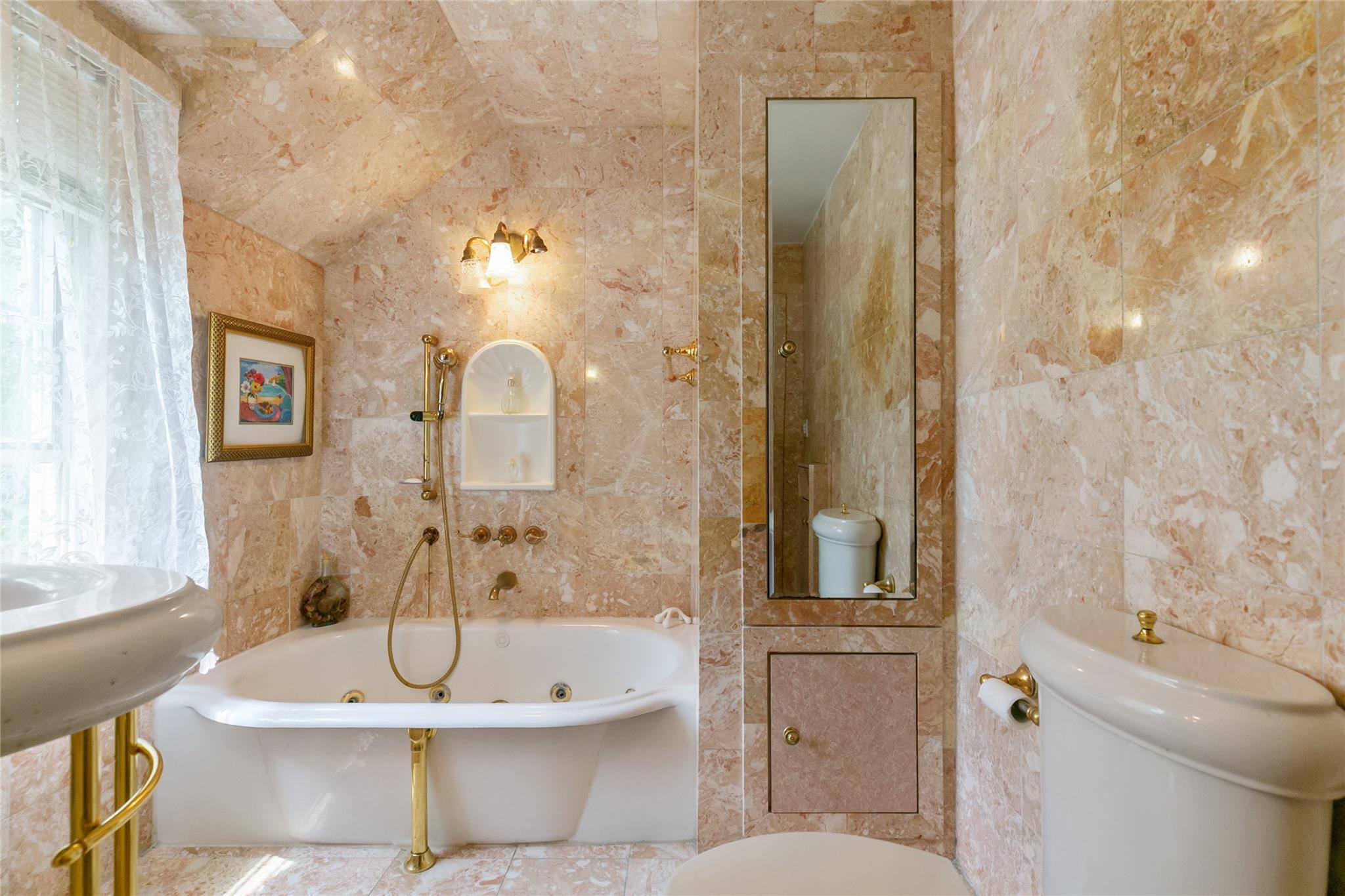 1 Ravine Road, Great Neck, NY 11023