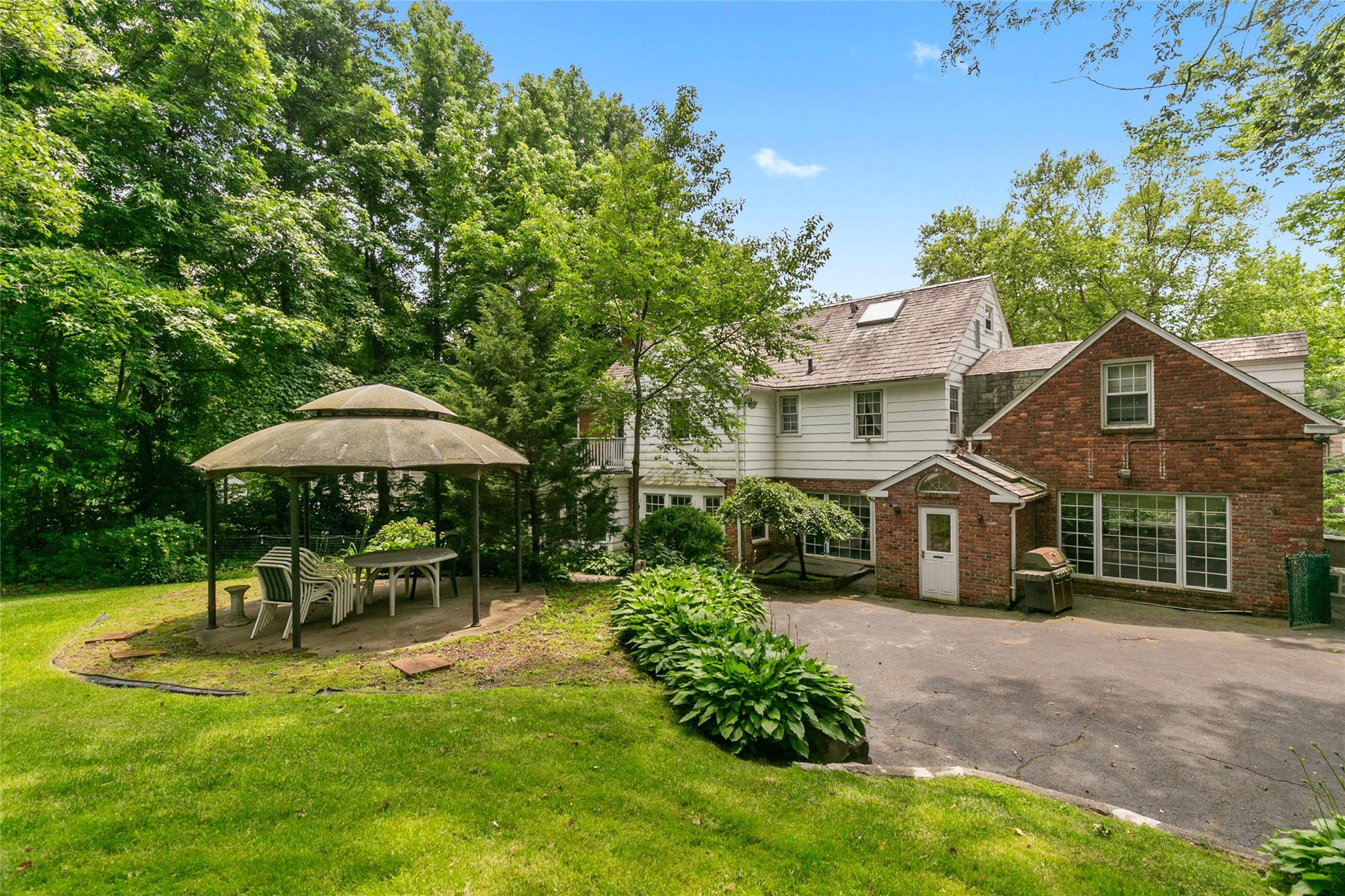 1 Ravine Road, Great Neck, NY 11023