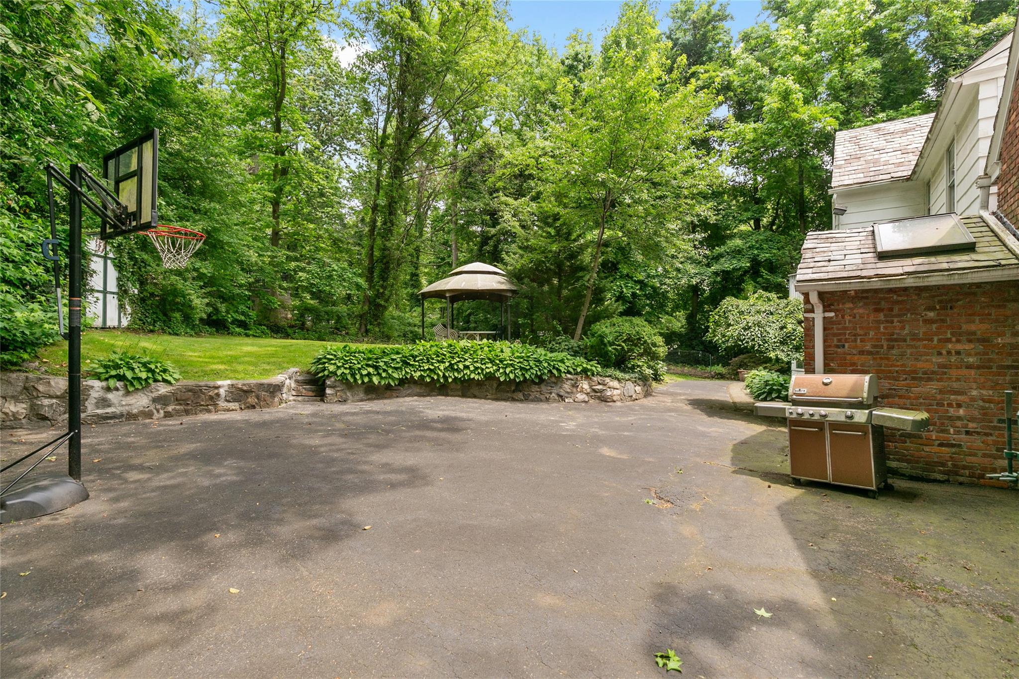 1 Ravine Road, Great Neck, NY 11023