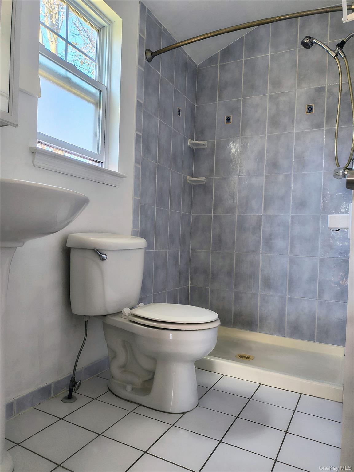 1056 E Arthur Street, Uniondale, NY 11553