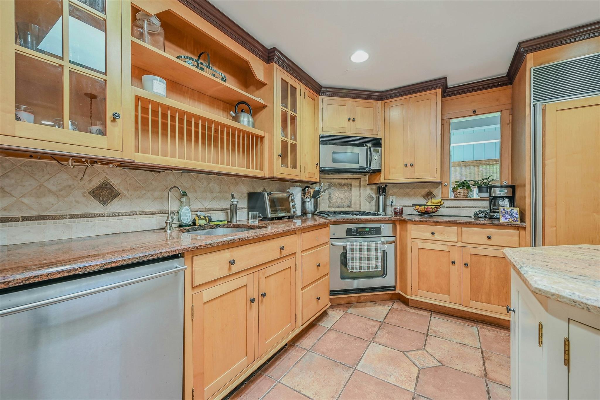 18 Huyler Court, Setauket, NY 11733