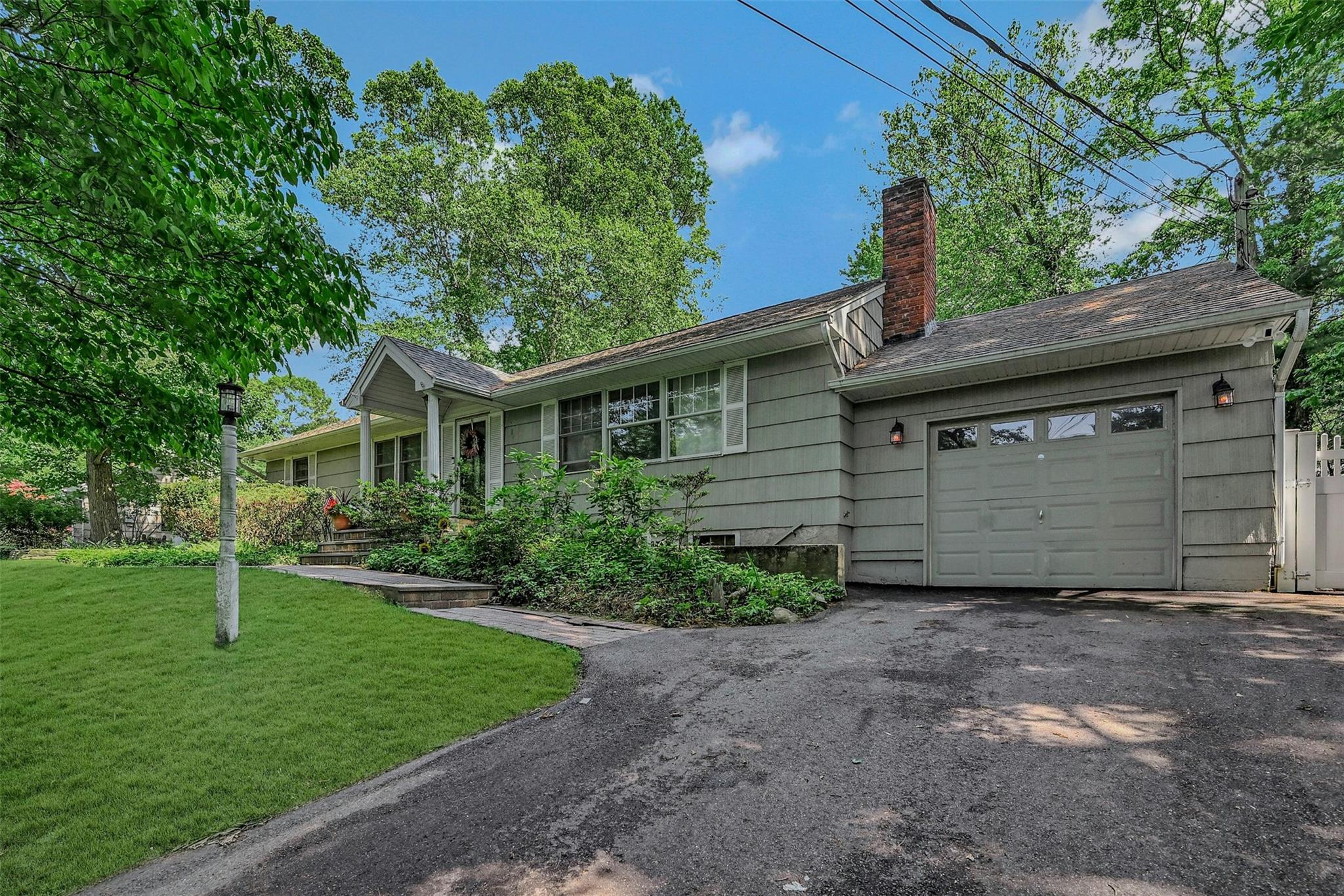 18 Huyler Court, Setauket, NY 11733