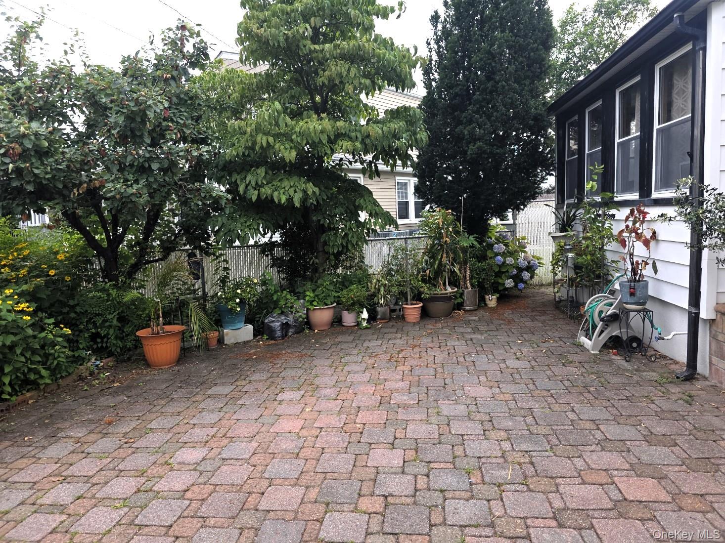 17 June Avenue, Bayville, NY 11709