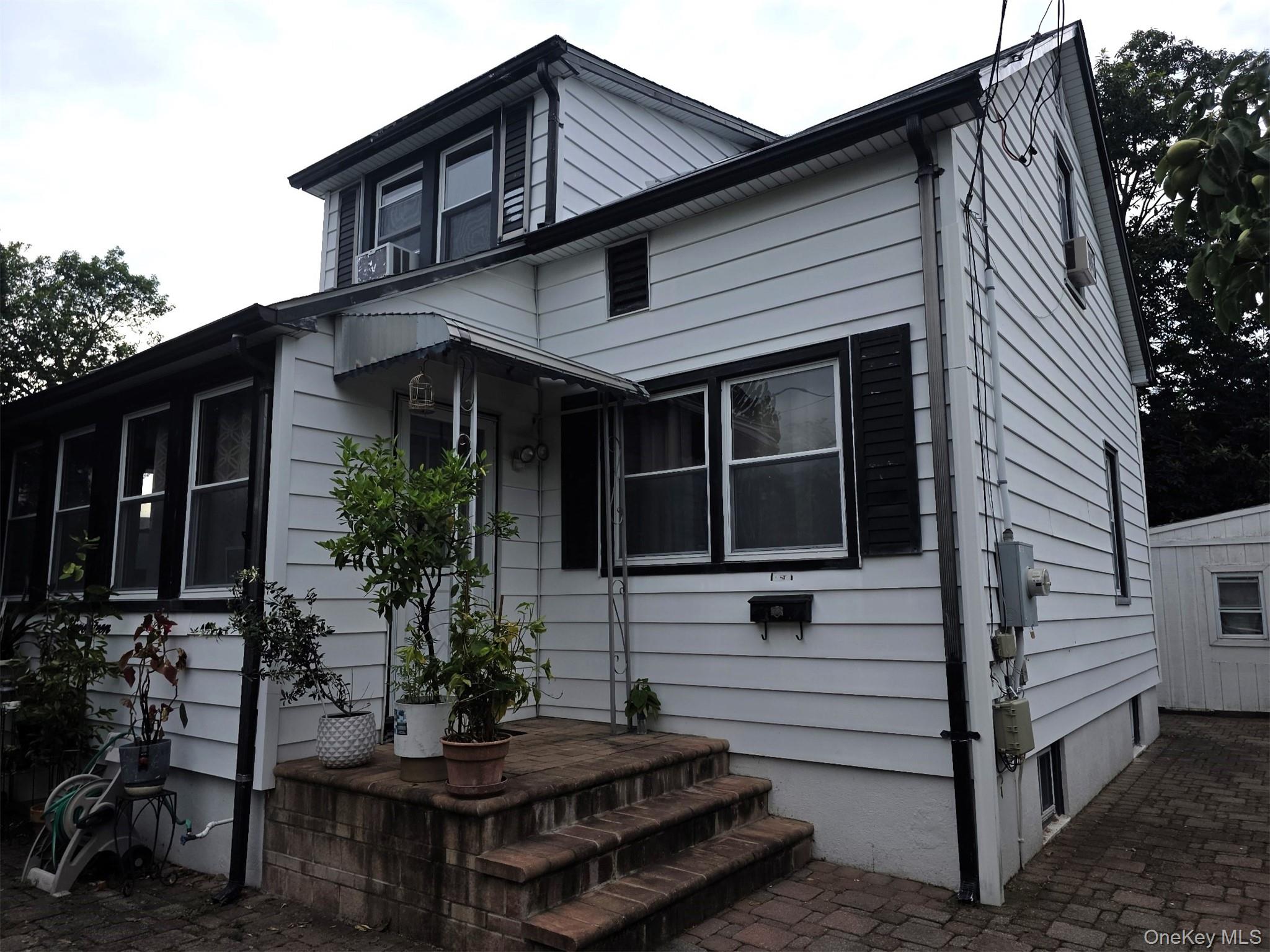 17 June Avenue, Bayville, NY 11709