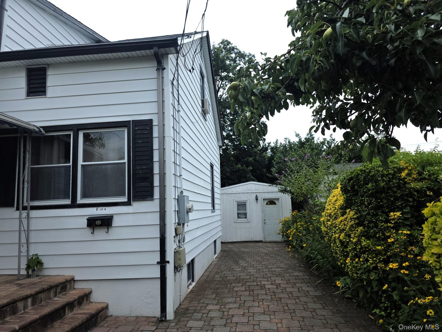 17 June Avenue, Bayville, NY 11709