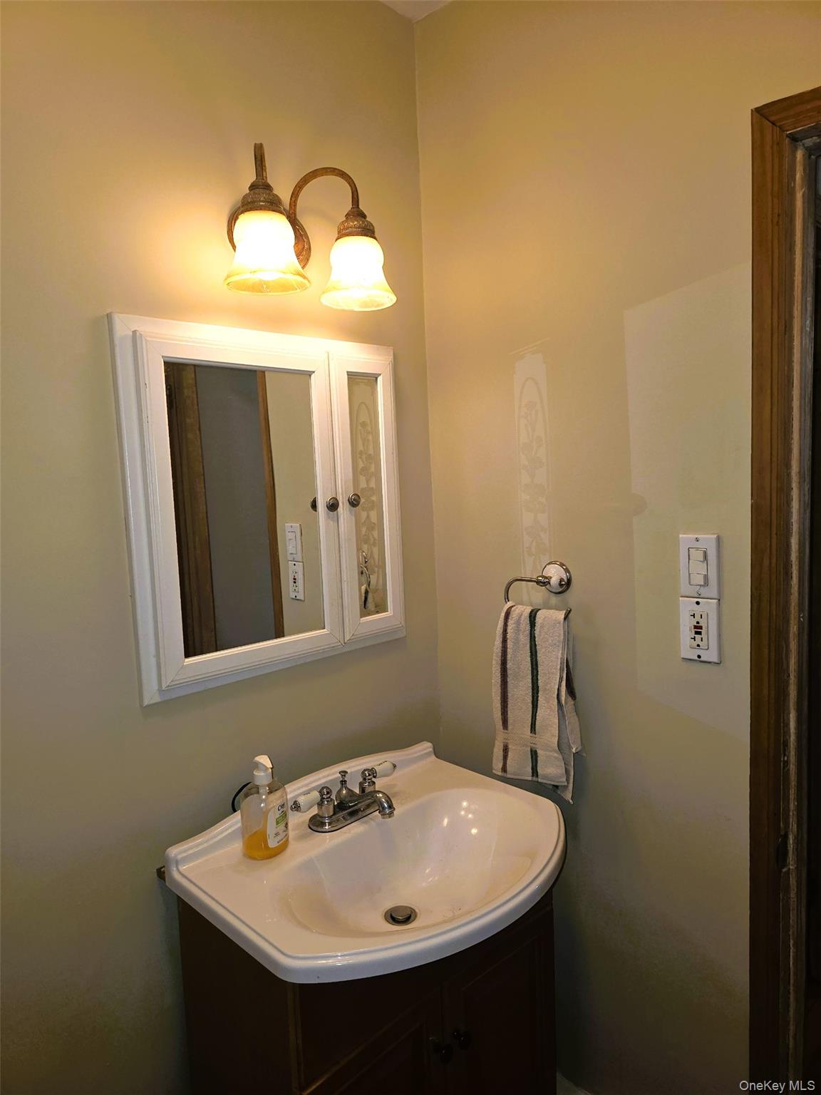 17 June Avenue, Bayville, NY 11709