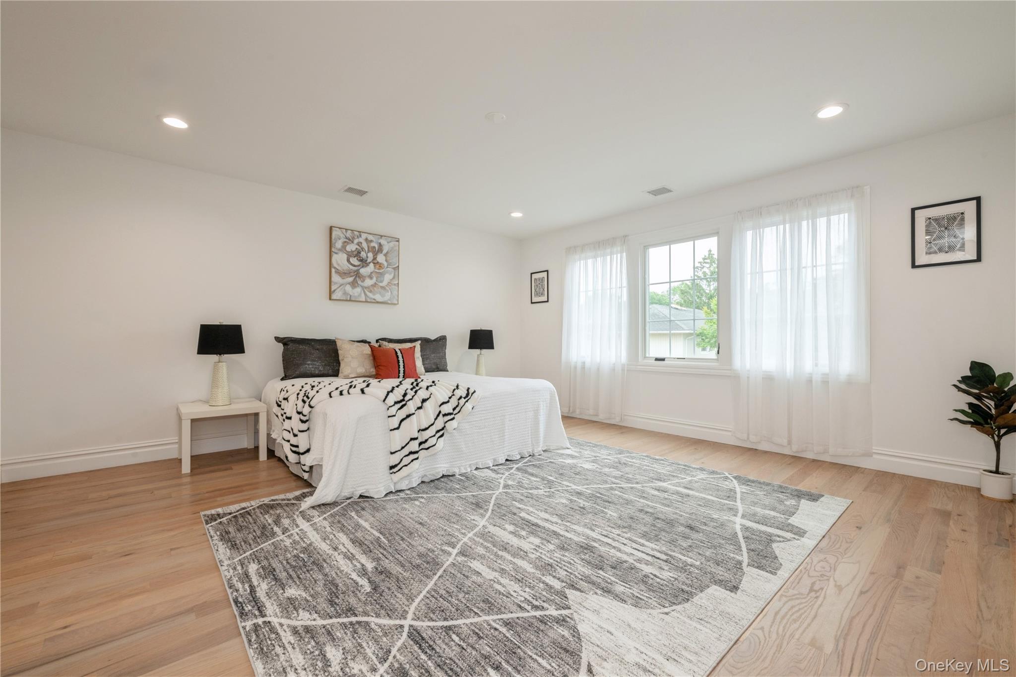 52 Cortland Ave, Hicksville, NY 11801