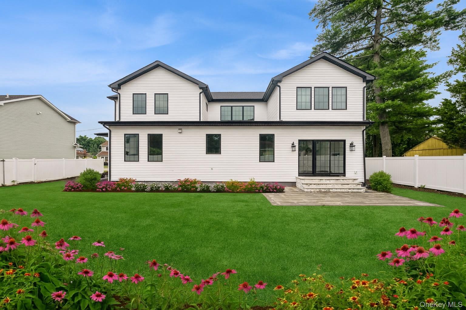 52 Cortland Ave, Hicksville, NY 11801