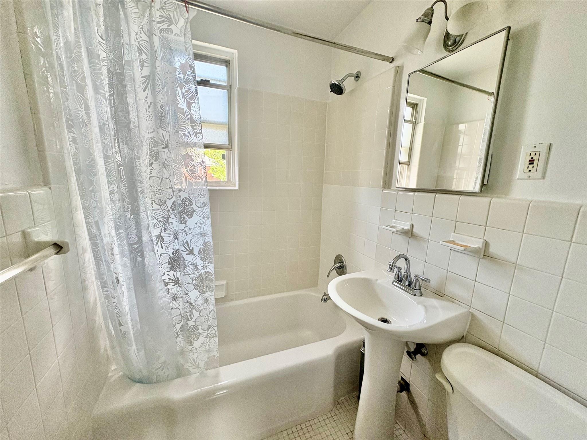 254-33 75 Avenue Avenue # 2nd Floor, Glen Oaks, NY 11004