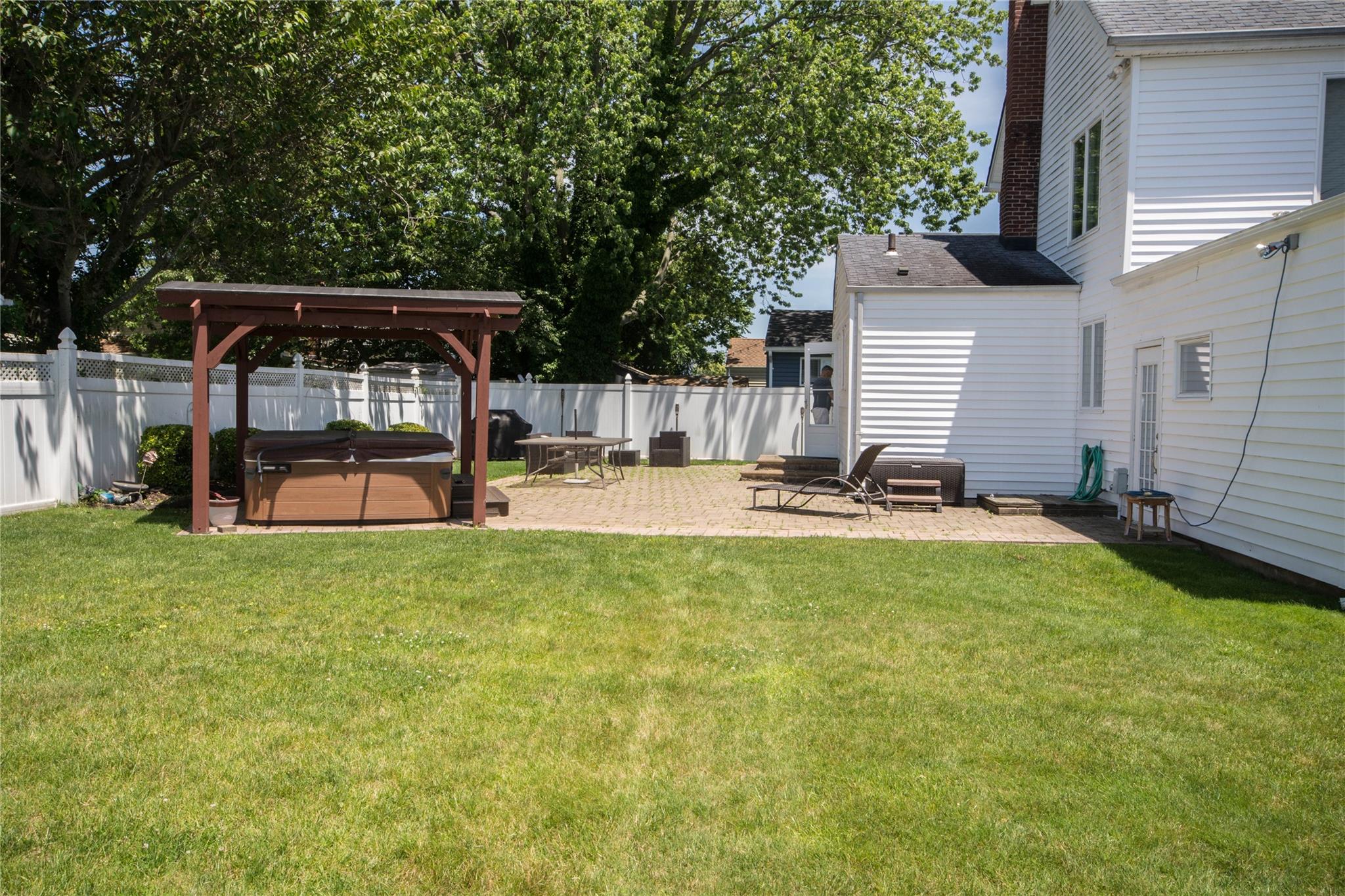 134 W Hampton Road, Lindenhurst, NY 11757