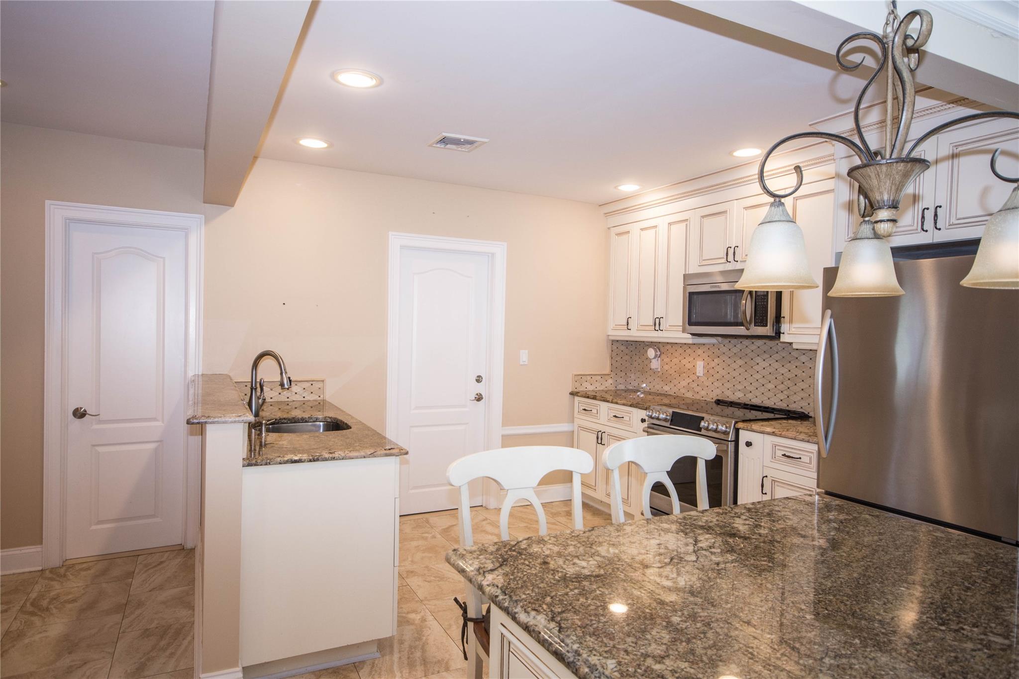 134 W Hampton Road, Lindenhurst, NY 11757