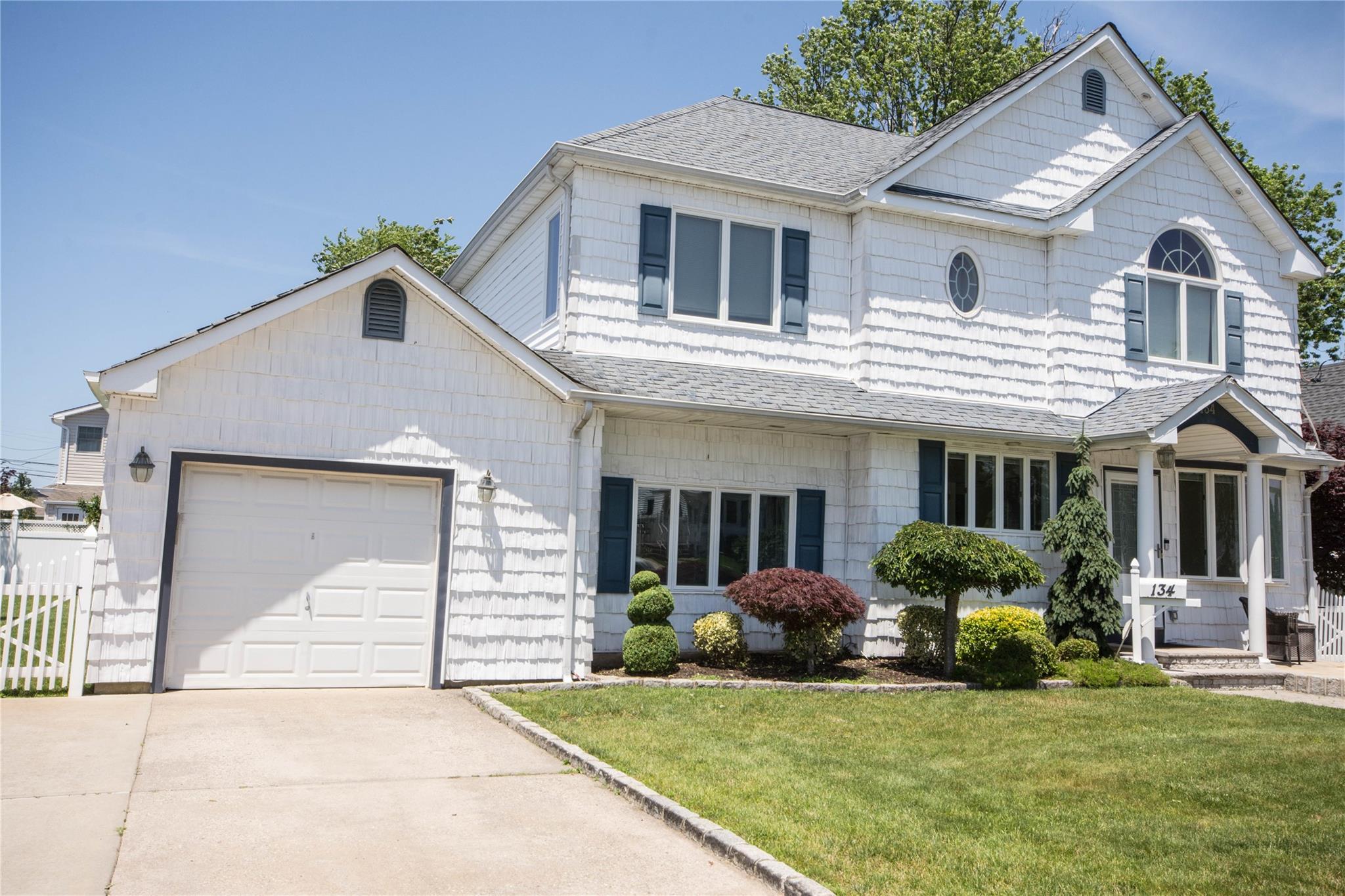 134 W Hampton Road, Lindenhurst, NY 11757