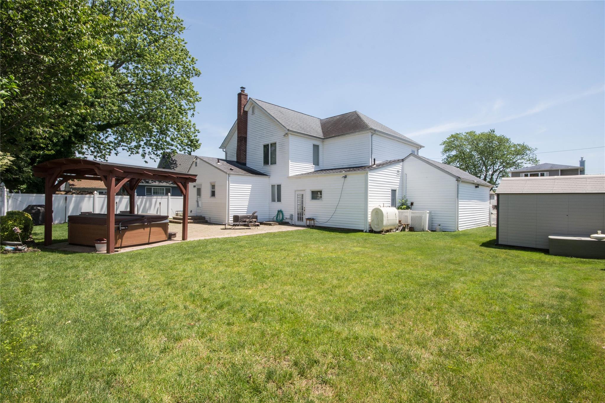 134 W Hampton Road, Lindenhurst, NY 11757