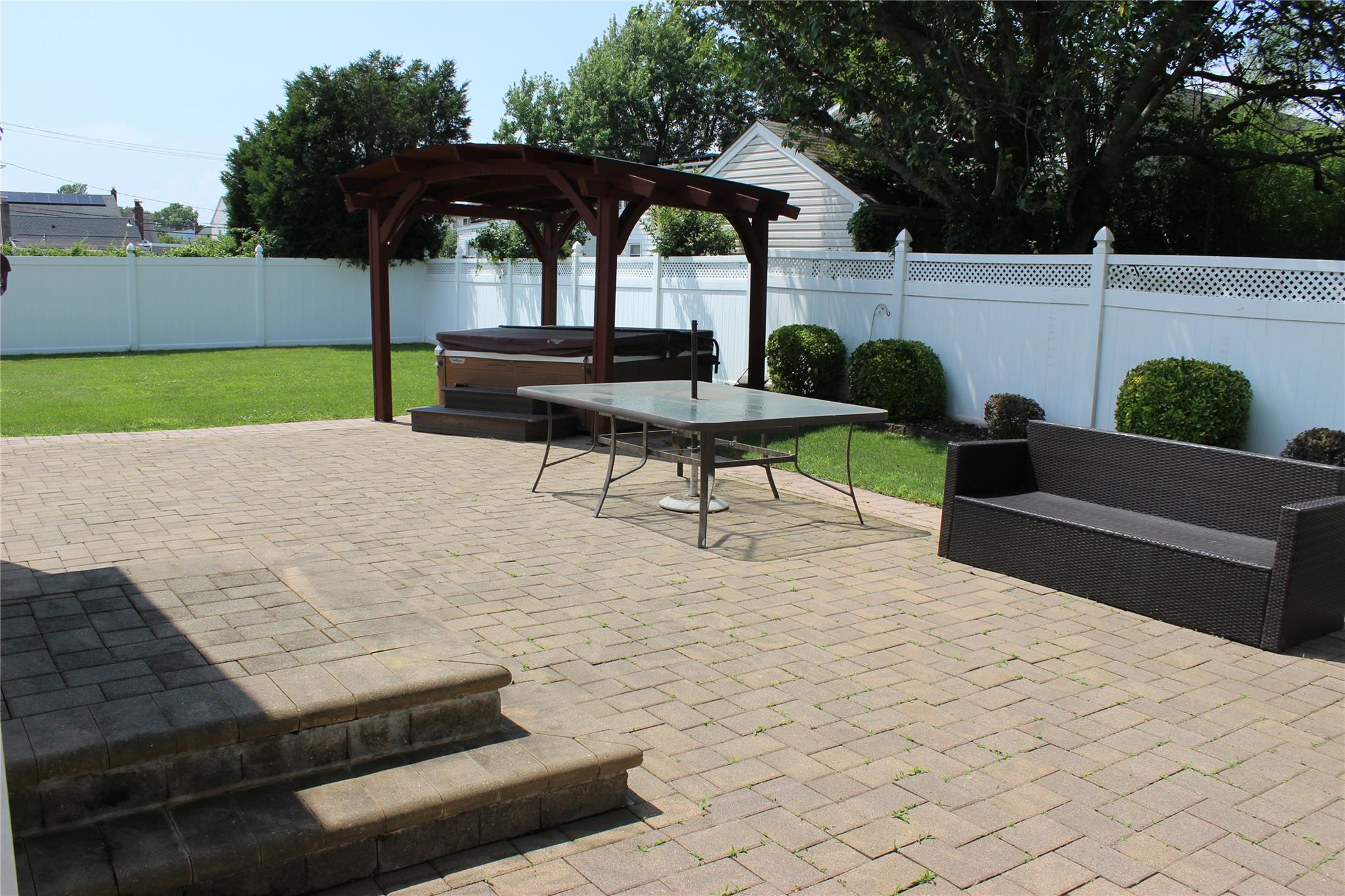 134 W Hampton Road, Lindenhurst, NY 11757