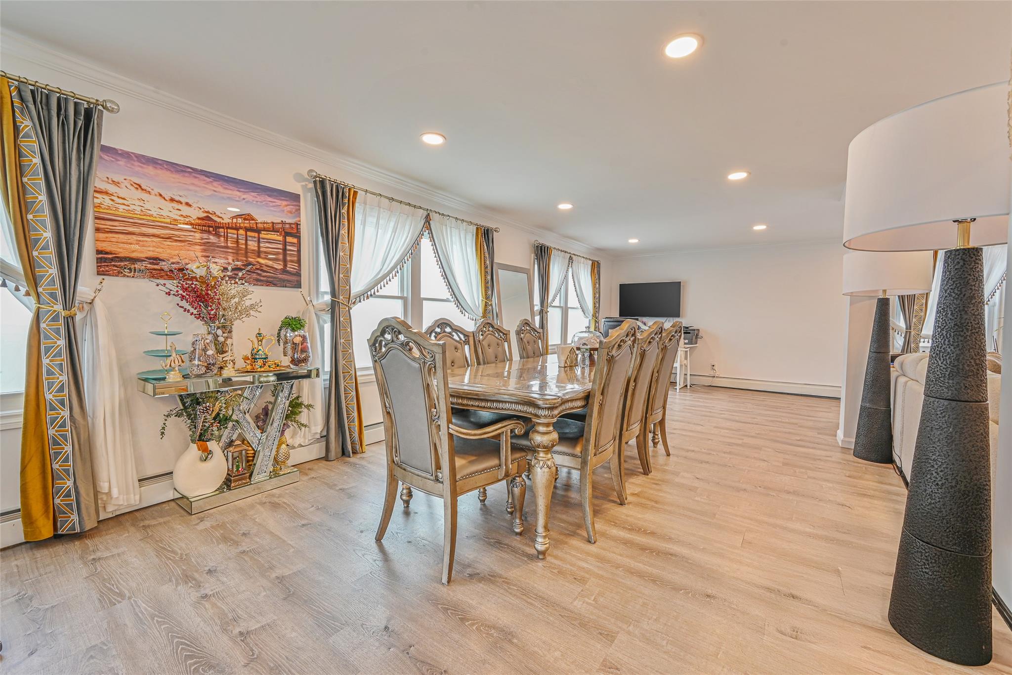 86 S Cabot Lane, Westbury, NY 11590