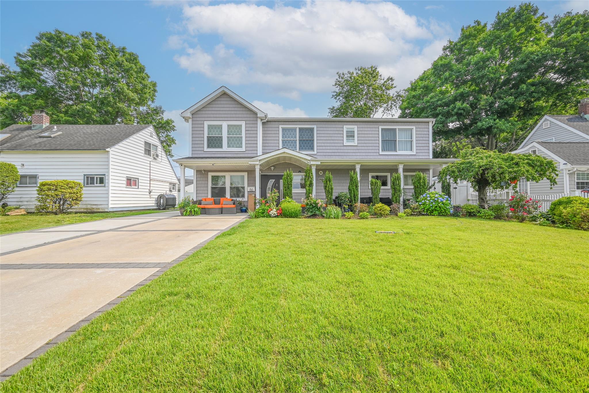 86 S Cabot Lane, Westbury, NY 11590