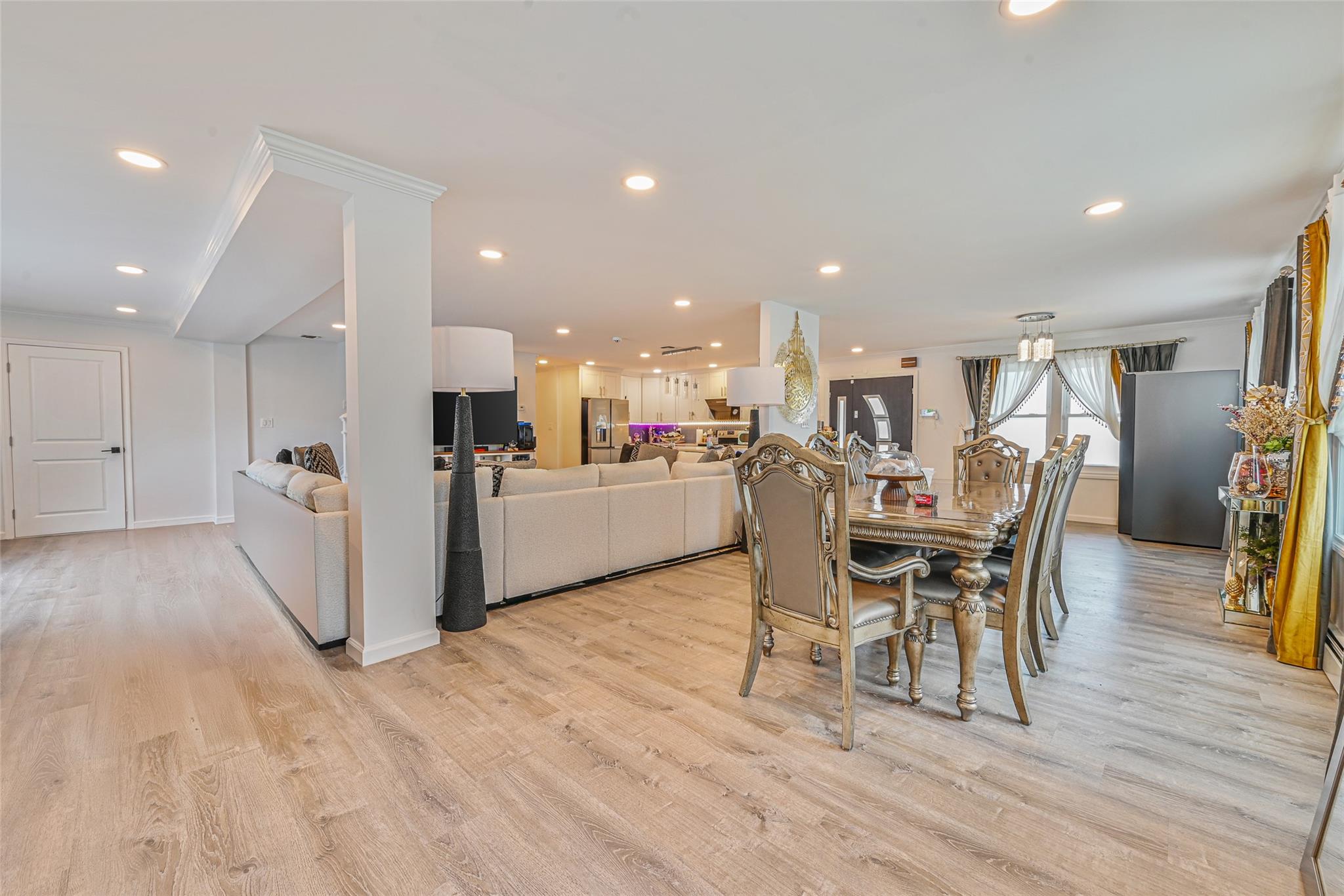 86 S Cabot Lane, Westbury, NY 11590